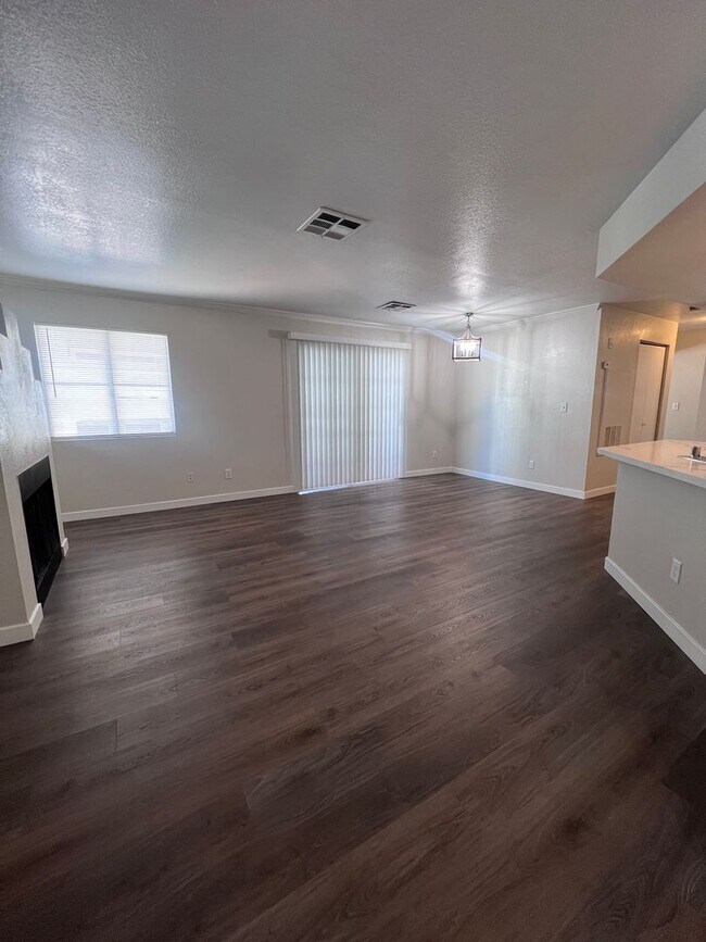 Building Photo - Newly Remodeled 2 bed 2 bath at Park One