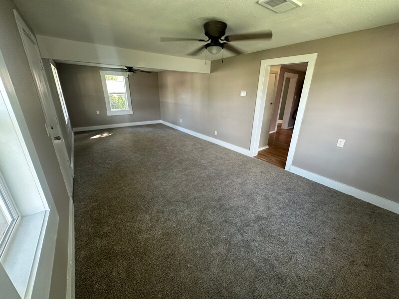 Building Photo - 204 S 11th St