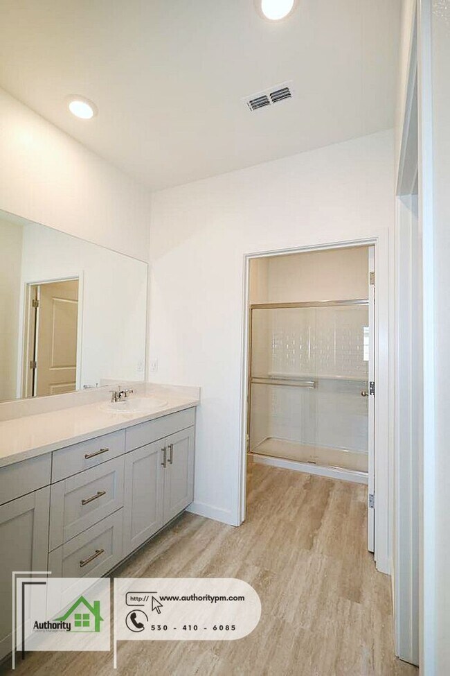 Building Photo - 2141 Hilltop Dr