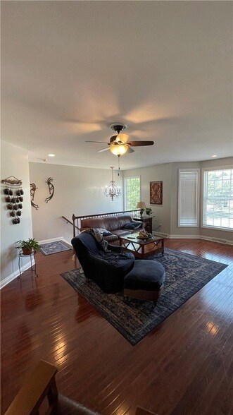 Building Photo - 574 E Vanderbilt Dr