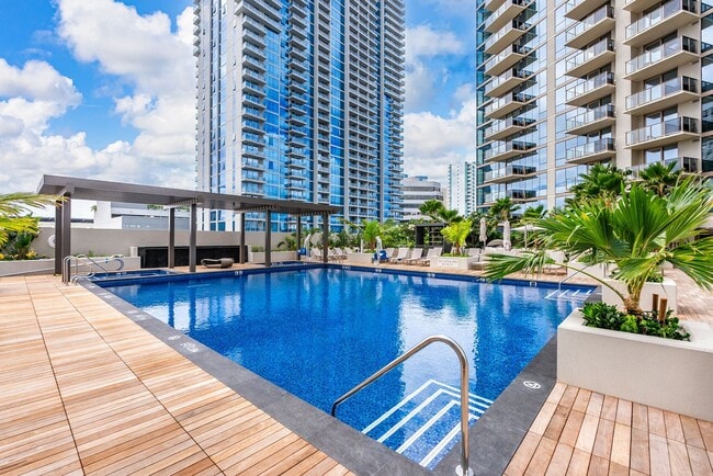 Building Photo - Sky Ala Moana (West) #3305 - Fully Furnished 1 BR/1 BA/1 Parking