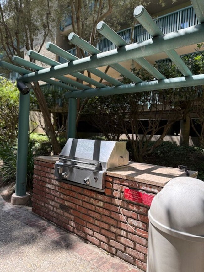 Building Photo - Top floor, 1 Bedroom, 1 Bath Condo in Ston...