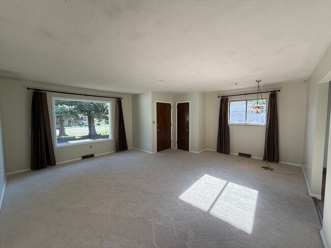 Building Photo - Hale - S St Duplex