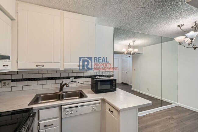 Building Photo - 5300 E Cherry Creek S Dr