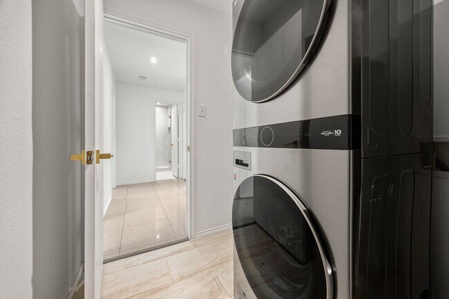 Building Photo - Beautiful 3 bedroom 2 bath home on Big Corner Lot!