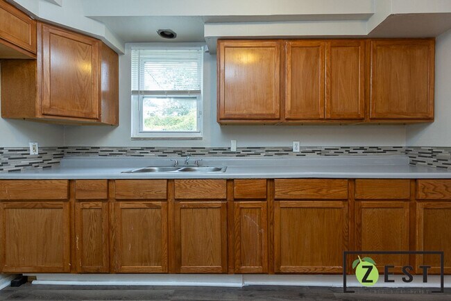 Building Photo - - BEAUTIFUL 3-BEDROOM 1 BATHROOM  April 11th 2-2:30 pm!