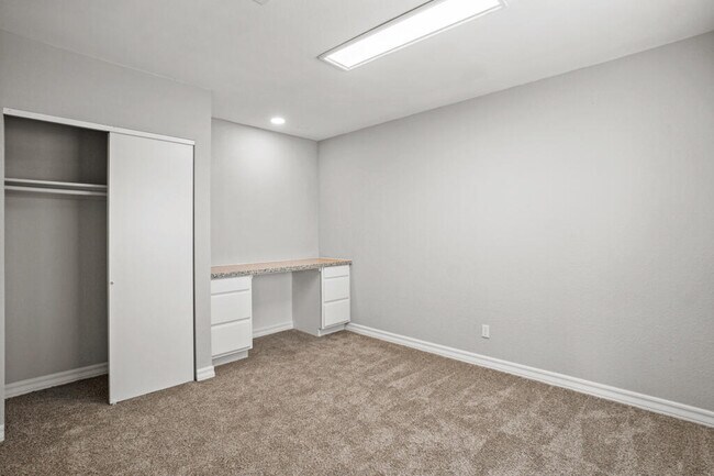 Building Photo - 12115 Royal Woods Dr