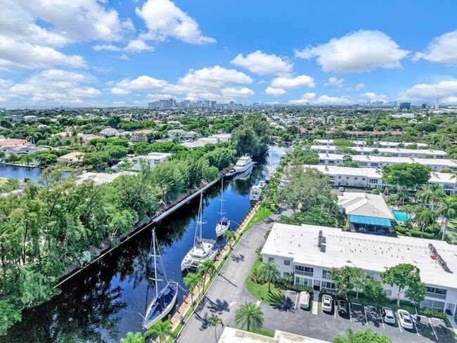 Building Photo - 6279 Bay Club Dr