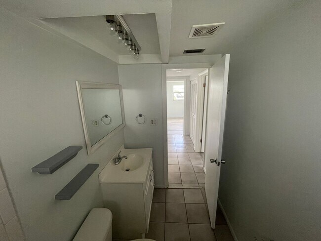 Building Photo - 2/1.5/1 New Port Richey