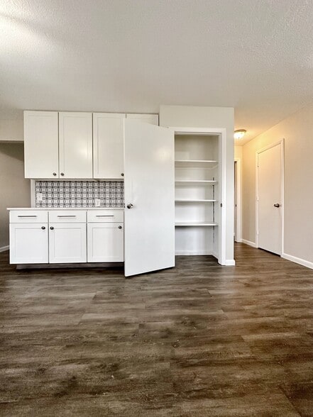 Building Photo - 5729 Cresthaven Ln