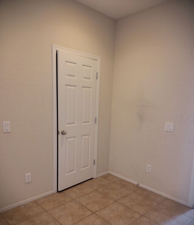 Building Photo - Single story with lots of tile in living a...