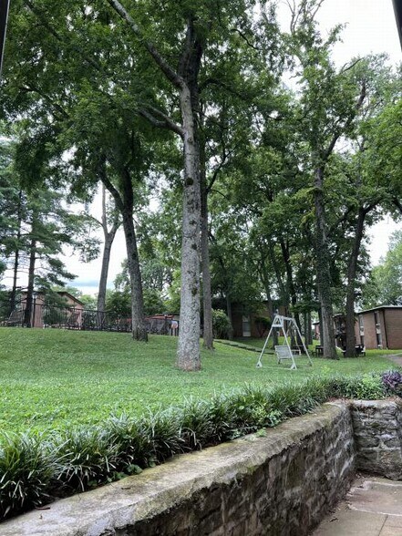 Building Photo - 2601 Hillsboro Pike