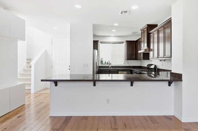 Building Photo - Impeccable 3 bedroom house in Davis Mace Ranch