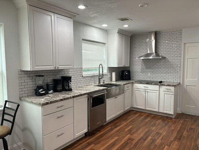 Building Photo - 17211 Rolling Creek Dr