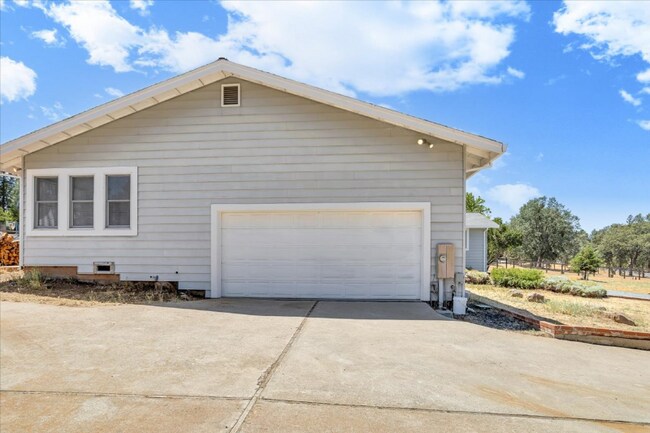 Building Photo - 21179 Hemlock St