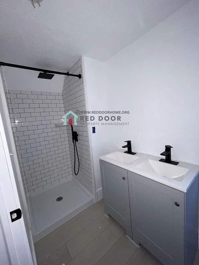 Building Photo - Beautifully Remodeled 3 Bed, 2 Bath Home – Pet Friendly!