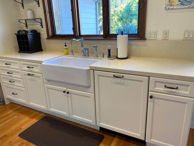 Building Photo - FLEXIBLE FULLY FURNISHED Point Loma Home! ...