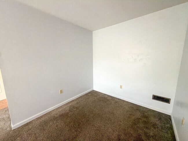 Building Photo - 1636 MacIntosh Way