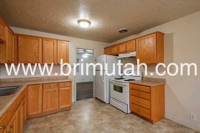 Building Photo - 2241 E Laney Ave