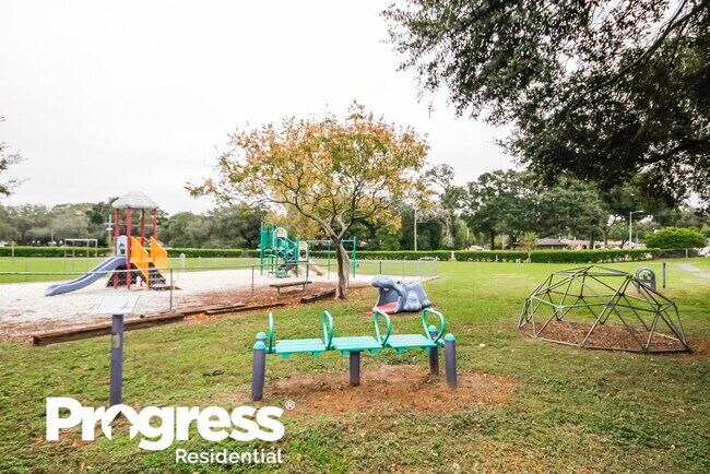 Building Photo - 428 Regal Park Dr