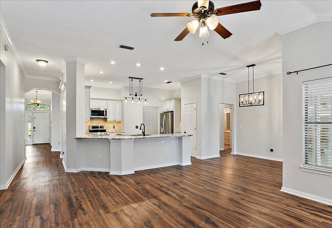 Building Photo - Beautiful Pool Home in highly desired Osprey Pointe!