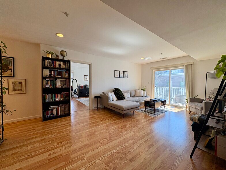 Building Photo - 20 Cameron St