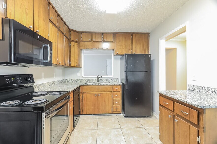 Building Photo - 817 Hillview Dr