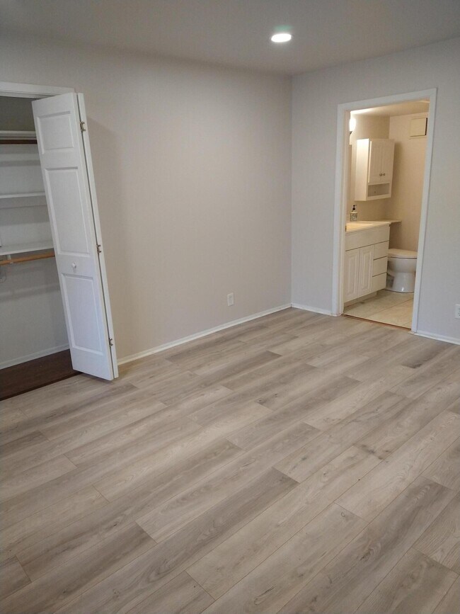 Building Photo - 20245 Independence Dr