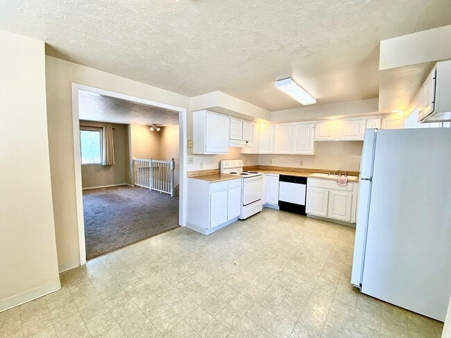 Building Photo - 2 Bedroom 1 Bath Units