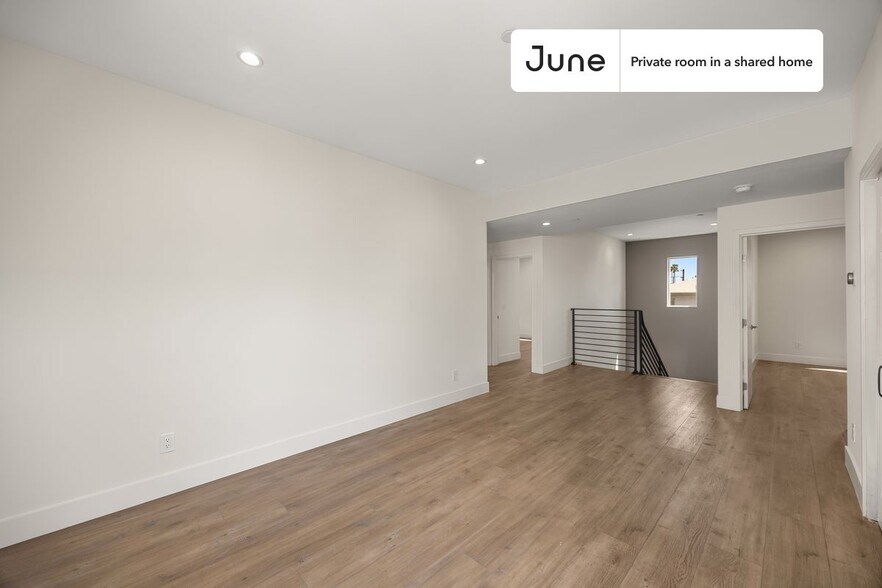 Building Photo - Private bedroom in 4 bed/4 bath Home