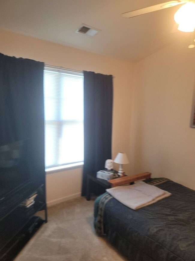 Building Photo - 3 bedroom 2.5 bath townhome in University Area