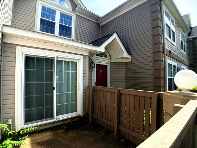 Building Photo - Move in Ready 2 bedroom condo Prime location