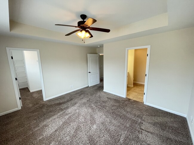 Building Photo - White House townhome- lawn care included, ...