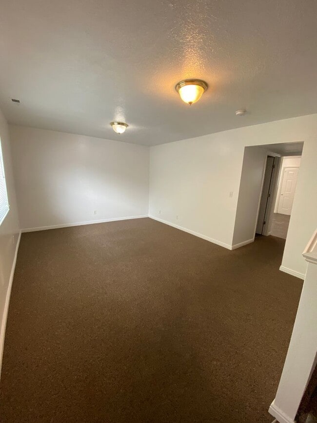Building Photo - 1556 Talon Dr