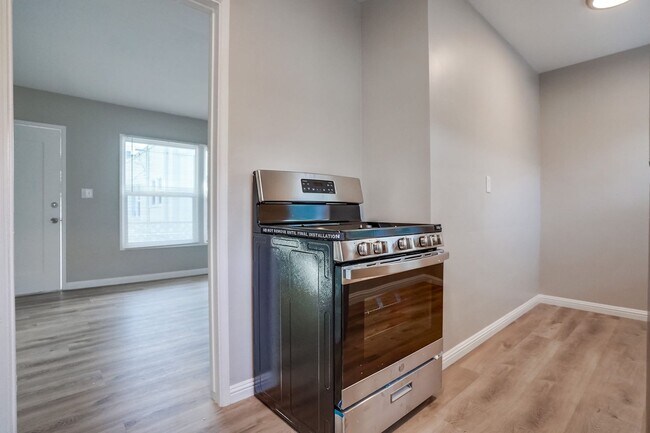 Building Photo - Upgraded Studio in Belmont Shore Available Now!!