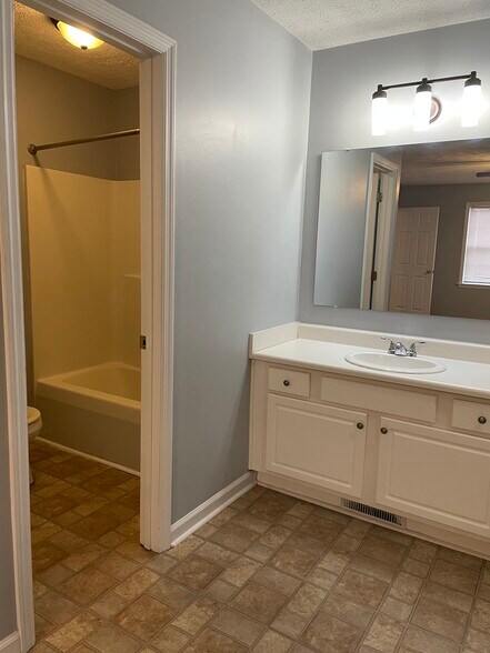 Building Photo - 122 Mosswood Dr