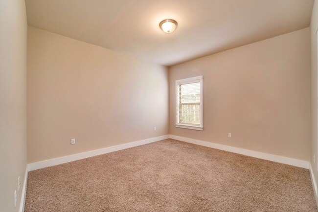 Building Photo - 9879 Volterra Ave