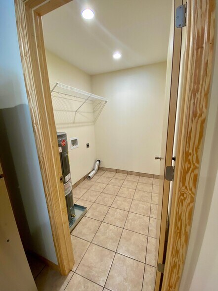 Building Photo - 814 S Spring St