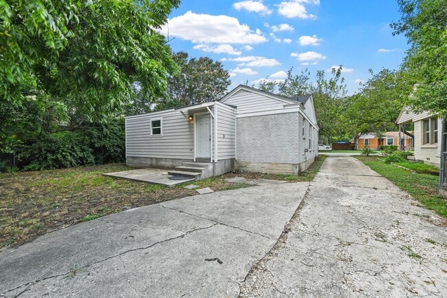 Building Photo - Single Family Home in 76109