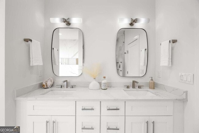 Building Photo - 24 Hutchinson St NE