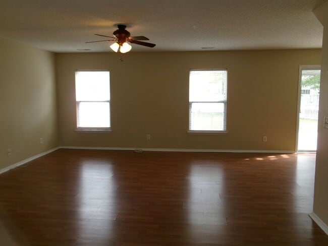 Building Photo - 3 bedroom, 2.5 bath home located in Bellegrove Preserve