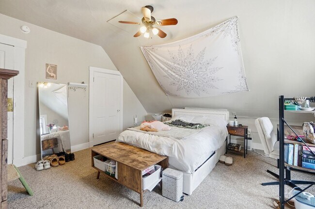 Building Photo - 6 bed/2 bath on Rohs St., Mins. from UC for Only $600/pp ($3,600/mo)! $250 SIGN ON BONUS FOR LTO!!!