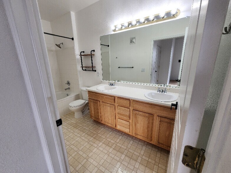 Building Photo - 10427 W Hampden Ave