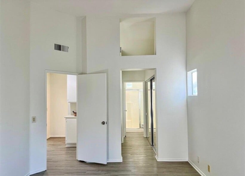 Building Photo - 27533 Calinda