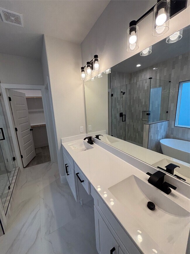 Building Photo - 108 E 44th St