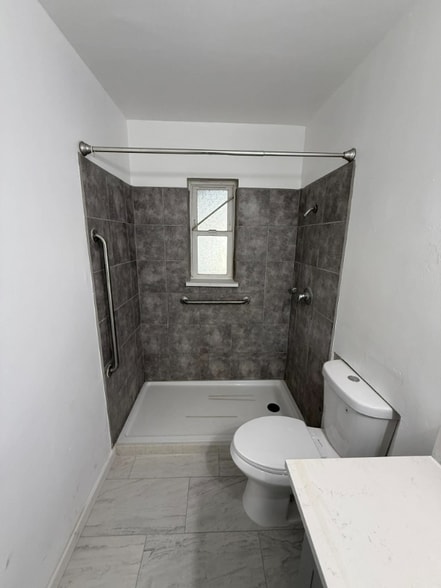 Building Photo - 333 E Linden St