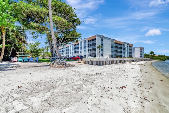 Building Photo - 1502 S Lakeside Dr