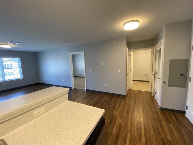 Building Photo - 10 E Ridge Dr