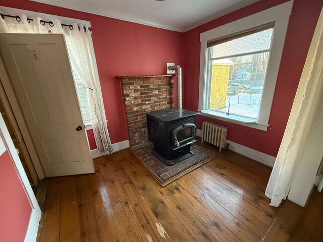 Building Photo - Spacious 4-Bedroom Home for Rent in Laconia – $2,095/month