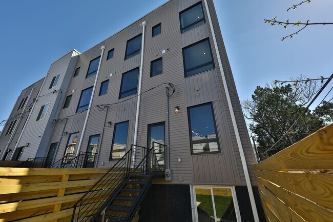 Building Photo - 2541 Turner St